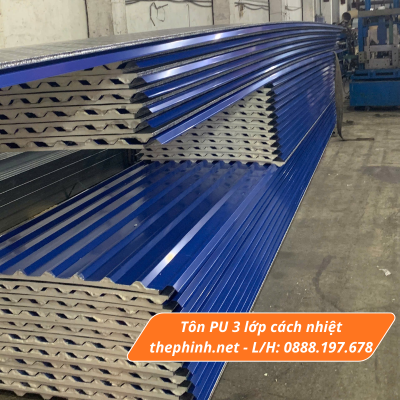Tôn PU 3 lớp cách nhiệt, bao gồm 3 lớp là lớp tôn, lớp PU Polyurethane mật độ cao, lớp bạc.